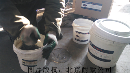 正在使用耐磨防護劑調配 正在使用耐磨防護劑調配